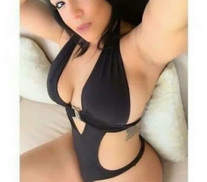 Charmante compagnie d’une brune charmante